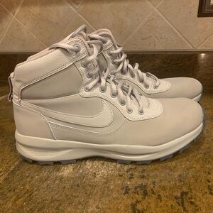 Nike Manoadome Khaki Boot
